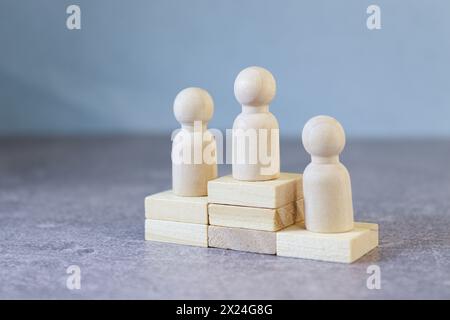 Schachfigur auf einer hölzernen Spielzeugleiter. Konzept, das Leistung, Wachstum und Erfolg symbolisiert. Stockfoto