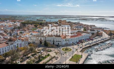 Traditionelle portugiesische Stadt Faro am Meer mit alter Architektur, gefilmt von Drohnen. Ria formosa im Hintergrund. Stockfoto