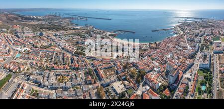 Panoramablick aus der Luft, gefilmt von der Drohne auf die Küstenstadt Sines Alentejo Portugal Stockfoto