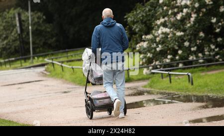 Ein Mann geht mit einem Kinderwagen auf einem Weg im Stadtpark Hamburg entlang. Symbolbild/Symbolfoto. Winterhude Hamburg *** Ein Mann läuft mit einem Kinderwagen auf einem Weg im Hamburger Stadtpark Symbolbild Symbolbild Winterhude Hamburg Stockfoto