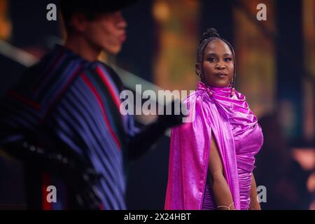 Köln, Deutschland. April 2024. Motsi Mabuse, Jurymitglied, steht in der RTL-Tanzshow „Let's Dance“ im Koloneum. Quelle: Rolf Vennenbernd/dpa/Alamy Live News Stockfoto