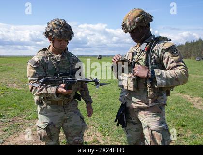 US-Soldaten, die dem multifunktionalen Aufklärungszug, 1. Squadron, 2. Kavallerieregiment, zugewiesen wurden, führen eine Wartungskontrolle an einem unbemannten Luftfahrzeug (UAC) durch, bevor sie am 19. April 2024 bei Saber Strike 24 auf dem Bemowo Piskie Training Ground, Polen, einen Feldversuch durchführen. UAC wurden seit dem Russisch-Ukrainischen Krieg bei Feldübungen und militärischen Trainingsmissionen ausgiebig für Aufklärung und Artilleriebeobachtung eingesetzt. DEFENDER ist die Dynamic Employment of Forces to Europe for NATO Deterrence and Enhanced Readiness (dynamische Beschäftigung der Streitkräfte in Europa für die NATO Abschreckung und verbesserte Bereitschaft) und ist ein US-amerikanisches europäisches Kommando, das auf dem Plan steht Stockfoto