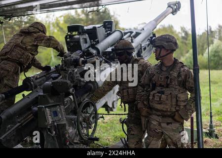 US-Army Captain Ryan Wong, Kommandant der Phoenix Battery, 2. Kavallerie-Geschwader, Field Artillery Regiment, bereitet sich darauf vor, die 155-mm-Haubitze M777 während des Saber Strike 24 im Bemowo Piskie Training Area in Polen am 19. April 2024 abzufeuern. Die Haubitze verwendet ein digitales Feuerkontrollsystem, das dem von selbstfahrenden Haubitzen wie der M109A6 Paladin ähnelt, um Navigation, Zeigen und Selbstlokalisierung zu ermöglichen, sodass sie schnell und präzise in Aktion gesetzt werden kann. DEFENDER ist die Dynamic Employment of Forces to Europe for NATO Deterrence and Enhanced Readiness und ist ein US-amerikanisches Kommando Stockfoto