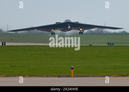Ein B-2 Spirit Tarnbomber, der dem 509th Bomb Wing zugeordnet ist, startet am 15. April 2024 auf der Whiteman Air Force Base, Mo.. Team Whiteman führte einen Massenflug von 12 B-2 Spirit-Tarnbombern durch, um die jährliche Spirit Vigilance-Übung abzuschließen. Routinemäßige Schulungen sorgen dafür, dass Airmen immer bereit sind, globale Streikoperationen durchzuführen… Jederzeit und überall... (Foto der U.S. Air Force von Airman 1st Class Matthew S. Domingos) Stockfoto