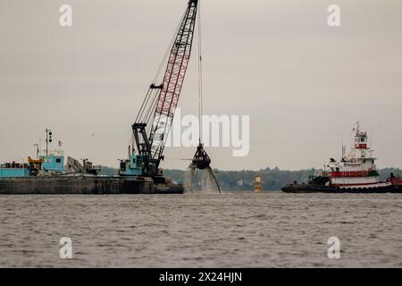 Mitglieder der US-Küstenwache setzen am 19. April 2024 Bojen ein, die den temporären alternativen Kanal Fort Carroll nahe dem Wrack der Francis Scott Key Bridge in Baltimore, Maryland, markieren. (Key Bridge Response 2024 Unified Command Foto von Dylan Burnell, Spezialist für öffentliche Angelegenheiten des U.S. Army Corps of Engineers) Stockfoto