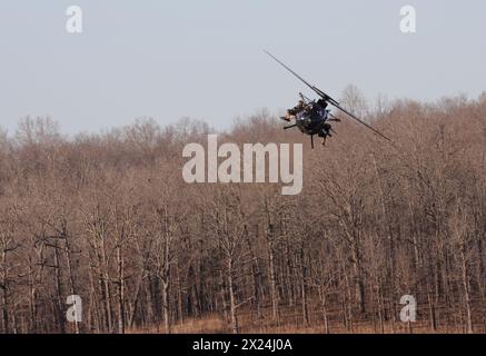Green Berets, die der 5th Special Forces Group (Airborne) zugeteilt wurden, führen am 27. März 2024 Scharfschützentraining vom MH-6 Little Bird mit dem 160th Special Operation Aviation Regiment (SOAR) in Fort Campbell, Kentucky, durch. Die Schulung wurde durchgeführt, um die Interoperabilität zu verbessern und die Bereitschaft der Einheiten zu erhöhen. (Foto der US-Armee von Stabsleiter Brandon J. White). Stockfoto