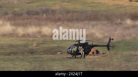 Green Berets, die der 5th Special Forces Group (Airborne) zugeteilt wurden, führen am 27. März 2024 Scharfschützentraining vom MH-6 Little Bird mit dem 160th Special Operation Aviation Regiment (SOAR) in Fort Campbell, Kentucky, durch. Die Schulung wurde durchgeführt, um die Interoperabilität zu verbessern und die Bereitschaft der Einheiten zu erhöhen. (Foto der US-Armee von Stabsleiter Brandon J. White). Stockfoto