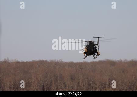 Green Berets, die der 5th Special Forces Group (Airborne) zugeteilt wurden, führen am 27. März 2024 Scharfschützentraining vom MH-6 Little Bird mit dem 160th Special Operation Aviation Regiment (SOAR) in Fort Campbell, Kentucky, durch. Die Schulung wurde durchgeführt, um die Interoperabilität zu verbessern und die Bereitschaft der Einheiten zu erhöhen. (Foto der US-Armee von Stabsleiter Brandon J. White). Stockfoto