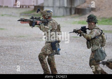 Ein Green Beret, der der 5th Special Forces Group (Airborne) zugewiesen wurde, führt am 5. April 2024 in Fort Campbell, Kentucky, ein Partnerstreittraining mit Soldaten der 101st Airborne Division (Air Assault) durch. Die Schulung wurde durchgeführt, um die Bereitschaft zu verbessern und die Fähigkeiten der Green Berets zu testen, die mit Partnerkräften zusammenarbeiten, um nationale Interessen im Ausland zu schützen. (Foto der US-Armee von Stabsleiter Brandon J. White). Stockfoto