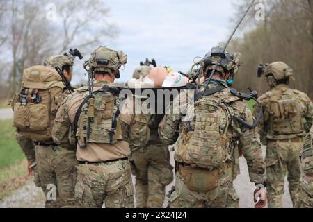 Green Berets, die der 5. Special Forces Group (Airborne) zugeteilt wurden, tragen am 5. April 2024 während des Trainings in Fort Campbell (Kentucky) einen Unfall auf einem Müll. Die Schulung wurde durchgeführt, um die Bereitschaft der Referate zu erhöhen und den Zusammenhalt zu stärken. (Foto der US-Armee von Stabsleiter Brandon J. White). Stockfoto