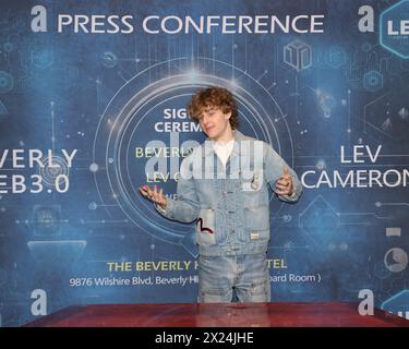 Beverly Hills, Kalifornien, USA. April 2024. Influencer Lev Cameron nahm an der Beverly Web3.0 und Lev Cameron NFT Launch Press Conference im Beverly Hilton Hotel in Beverly Hills, Kalifornien Teil. Quelle: Sheri Determan Stockfoto