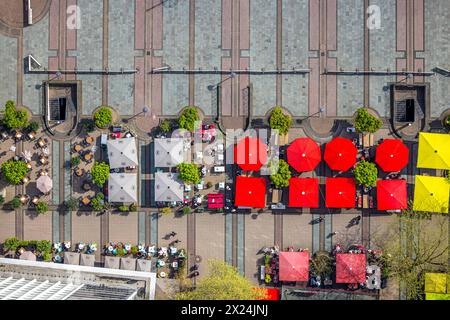 Luftbild, Kennedyplatz mit Außengastronomie bei sonnigem Wetter, rote, gelbe und graue Sonnenschirme, Senkrechtaufnahme, Stadtkern, Essen, Ruhrgebiet, Nordrhein-Westfalen, Deutschland ACHTUNGxMINDESTHONORARx60xEURO *** Luftansicht, Kennedyplatz mit Outdoor Catering bei sonnigem Wetter, rote, gelbe und graue Sonnenschirme, Vertikalaufnahme, Stadtzentrum, Essen, Ruhrgebiet, Nordrhein-Westfalen, Deutschland ATTENTIONxMINDESTHONORARx60xEURO Stockfoto