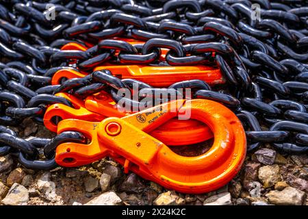 Schwere, dicke Ketten aus Stahl, schwarze Kettenglieder, orange gestrichenen Haken, Deutschland, Ketten *** Heavy, Dicke Ketten aus Stahl, schwarze Kettenglieder, orange lackierte Haken, Deutschland, Ketten Stockfoto