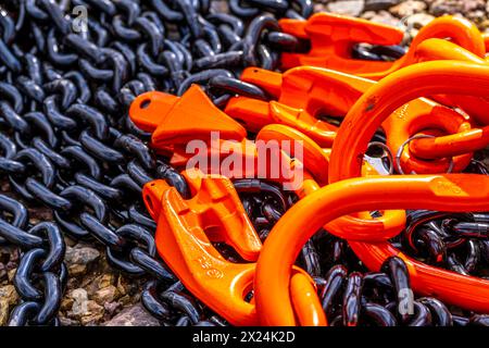 Schwere, dicke Ketten aus Stahl, schwarze Kettenglieder, orange gestrichenen Haken, Deutschland, Ketten *** Heavy, Dicke Ketten aus Stahl, schwarze Kettenglieder, orange lackierte Haken, Deutschland, Ketten Stockfoto