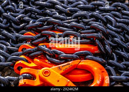 Schwere, dicke Ketten aus Stahl, schwarze Kettenglieder, orange gestrichenen Haken, Deutschland, Ketten *** Heavy, Dicke Ketten aus Stahl, schwarze Kettenglieder, orange lackierte Haken, Deutschland, Ketten Stockfoto