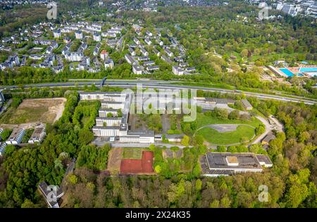Luftbild, ehemalige Polizeischule Polizeikaserne, freie Wiesenfläche an der Autobahn A52, hinten Hochhaus und Mietshäuser WohnSiedlung mit Inselnamen, Grugapark, Bredeney, Essen, Ruhrgebiet, Nordrhein-Westfalen, Deutschland ACHTUNGxMINDESTHONORARx60xEURO *** Luftansicht, ehemalige Polizeischule Polizeikaserne, offenes Wiesengebiet an der Autobahn A52, hinter Hochhaus- und Mehrfamilienhäusern Wohnsiedlung mit Inselname, Grugapark, Bredeney, Essen, Ruhrgebiet, Nordrhein-Westfalen, Deutschland ACHTUNGxMINDESTHONORARx60xEURO Stockfoto