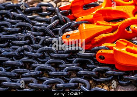 Schwere, dicke Ketten aus Stahl, schwarze Kettenglieder, orange gestrichenen Haken, Deutschland, Ketten *** Heavy, Dicke Ketten aus Stahl, schwarze Kettenglieder, orange lackierte Haken, Deutschland, Ketten Stockfoto