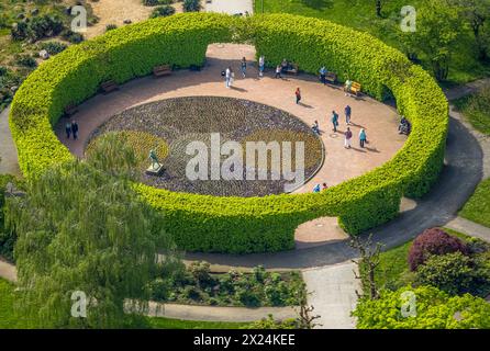 Luftbild, Grugapark, Rundweg Pflanzen der Welt, Skulptur Speerwerferin vom Künstler Ernst Seger im Kreisgarten und Besucher, runde Hecke, Rüttenscheid, Essen, Ruhrgebiet, Nordrhein-Westfalen, Deutschland ACHTUNGxMINDESTHONORARx60xEURO *** Luftaufnahme, Grugapark, Rundweg Pflanzen der Welt, Skulptur Javelin Werfer des Künstlers Ernst Seger im Kreisgarten und Besucher, Rundhecke, Rüttenscheid, Essen, Ruhrgebiet, Nordrhein-Westfalen, Deutschland ATTENTIONxMINDESTHONORARx60xEURO Stockfoto