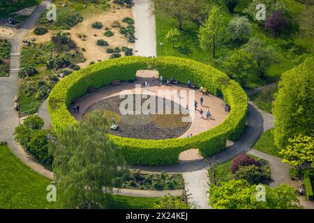 Luftbild, Grugapark, Rundweg Pflanzen der Welt, Skulptur Speerwerferin vom Künstler Ernst Seger im Kreisgarten und Besucher, runde Hecke, Rüttenscheid, Essen, Ruhrgebiet, Nordrhein-Westfalen, Deutschland ACHTUNGxMINDESTHONORARx60xEURO *** Luftaufnahme, Grugapark, Rundweg Pflanzen der Welt, Skulptur Javelin Werfer des Künstlers Ernst Seger im Kreisgarten und Besucher, Rundhecke, Rüttenscheid, Essen, Ruhrgebiet, Nordrhein-Westfalen, Deutschland ATTENTIONxMINDESTHONORARx60xEURO Stockfoto