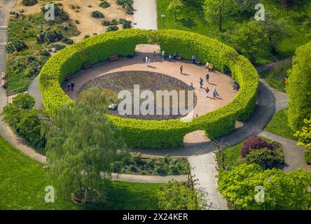 Luftbild, Grugapark, Rundweg Pflanzen der Welt, Skulptur Speerwerferin vom Künstler Ernst Seger im Kreisgarten und Besucher, runde Hecke, Rüttenscheid, Essen, Ruhrgebiet, Nordrhein-Westfalen, Deutschland ACHTUNGxMINDESTHONORARx60xEURO *** Luftaufnahme, Grugapark, Rundweg Pflanzen der Welt, Skulptur Javelin Werfer des Künstlers Ernst Seger im Kreisgarten und Besucher, Rundhecke, Rüttenscheid, Essen, Ruhrgebiet, Nordrhein-Westfalen, Deutschland ATTENTIONxMINDESTHONORARx60xEURO Stockfoto