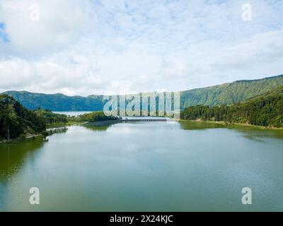 Panoramablick auf die Lagoa das Sete Cidades in Sete Cidades. Insel São Miguel, Azoren Portugal Stockfoto