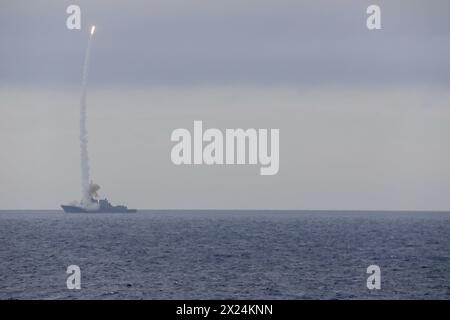 Philippinische See. April 2024. Der Arleigh-Burke-Klasse-Raketenzerstörer USS Ralph Johnson (DDG 114) führt am 5. April eine Feuerübung in der Philippinischen See durch. Ralph Johnson ist vorwärtsstationiert und wird der Destroyer Squadron (DESRON) 15, der größten DESRON der Marine und der 7. US-Flotte zugeteilt. (Kreditbild: © Alexandria Esteban/USA Navy/ZUMA Press Wire) NUR FÜR REDAKTIONELLE ZWECKE! Nicht für kommerzielle ZWECKE! Stockfoto