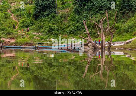 NAM OU, LAOS - 23. NOVEMBER 2019: Boote am Fluss Nam Ou in der Provinz Phongsali, Laos Stockfoto