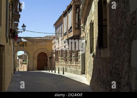 Segovia, Spanien, España, Spanien; leere Straße in der Altstadt um 12 Uhr; Leere Straße in der Altstadt am Mittag; Calle vacía en el casco antiguo Stockfoto