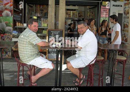 Sevilla, Spanien, España, Spanien; zwei Männer sitzen an einem Tisch in einer Bar im Freien; zwei Männer sitzen an einem Tisch in einer Bar im Freien Stockfoto