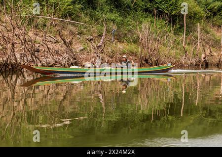 NAM OU, LAOS - 23. NOVEMBER 2019: Boot auf dem Fluss Nam Ou in der Provinz Phongsali, Laos Stockfoto