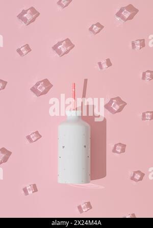 Eiswürfelmuster mit weißer Flasche auf pastellrosa Hintergrund. Minimales Sommergetränk-Konzept. Kreative, trendige Sommerparty-Idee. Flache Lagen. Stockfoto