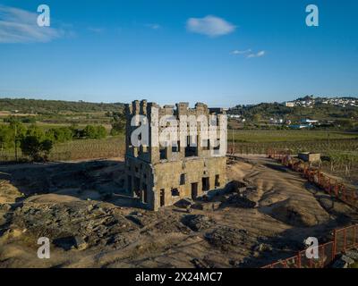 Blick aus der Vogelperspektive auf den Centum Tower, Ruinen der römischen Villa. Das Hotel befindet sich in Comeal da Torre, Belmonte, Castelo Branco, Portugal. Stockfoto