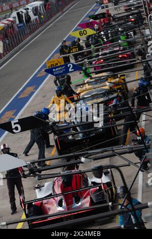 Imola Circuit, Bologna, Emilia-Romagna, Italien. April 2024. 2024 FIA-Langstrecken-Weltmeisterschaft, 6 Stunden Imola, Freies Training; Boxenlinie mit Autos Credit: Action Plus Sports/Alamy Live News Stockfoto