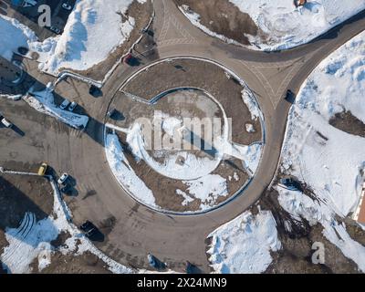 Aus der Vogelperspektive von oben auf der Straße mit Kreisverkehr bei Torre in Serra da Estrela. Berühmte Schneestrecken in Portugal. Manteigas, Portugal Stockfoto