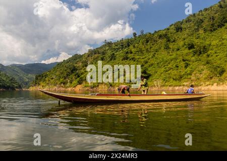 NAM OU, LAOS - 23. NOVEMBER 2019: Boot auf dem Fluss Nam Ou in der Provinz Phongsali, Laos Stockfoto