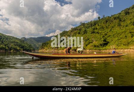 NAM OU, LAOS - 23. NOVEMBER 2019: Boot auf dem Fluss Nam Ou in der Provinz Phongsali, Laos Stockfoto