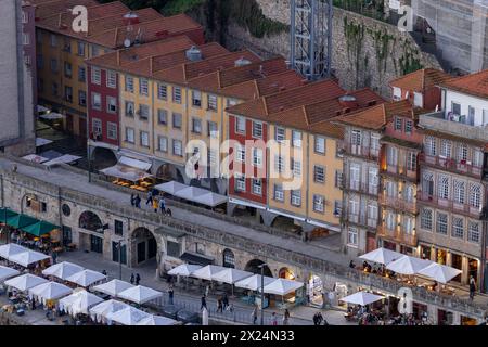 Porto, Portugal - 02.02.2024: Aus der Vogelperspektive auf die Stadtlandschaft Cais da Ribeira mit farbenfrohen Gebäuden, die typisch für das historische Zentrum von Porto in Douro r Stockfoto