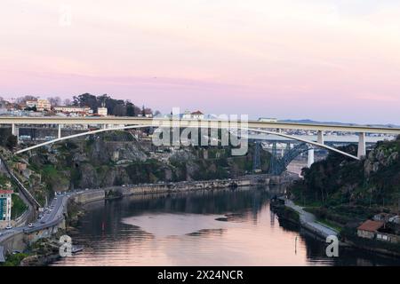 Porto, Portugal - 02.02.2024: Infante Dom Henrique Brücke über den Fluss Douro bei Sonnenuntergang. Stadt Porto, Portugal Stockfoto