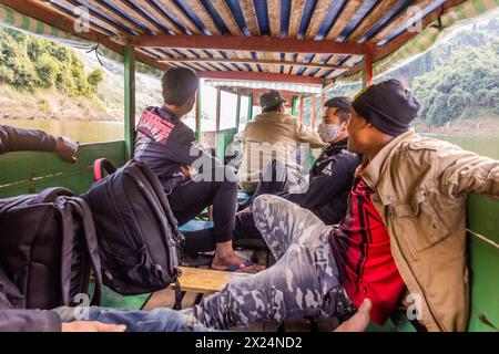 NAM OU, LAOS - 23. NOVEMBER 2019: Bootsreisende am Fluss Nam Ou in der Provinz Phongsali, Laos Stockfoto