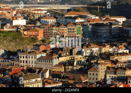 Porto, Portugal - 02.02.2024: Aus der Vogelperspektive auf die Dächer der Altstadt von Porto, Portugal. Stockfoto