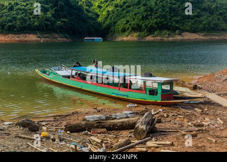 NAM OU, LAOS - 23. NOVEMBER 2019: Boote am Nam ou 5 Reservoir, Laos Stockfoto