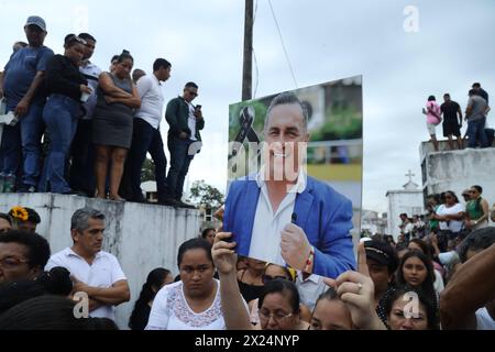 SEPELIO ALCALDE PONCE Camilo Ponce Enriquez, viernes 19 de abril del 2024 EN el Cementerio General de Camilo Ponce Enriquez, fueron los sepultados los restos del alcalde JosÃ Sanchez Reyes, quien fue asesinado por encapuchados, la noche del miÃ rcoles, en el sector Nueva Ponce. Fotos: CÃ sar Munoz/API Camilo Ponce Enriquez Azuay Ecuador CLJ-SEPELIOALCALDEPONCE-9f10d38826b470fe604084692d677fdb *** SEPELIO ALCALDE PONCE Camilo Ponce Enriquez, Freitag, 19. April 2024 auf dem Generalfriedhof von Camilo PONCE Enriquez, JosÃ die Überreste von Rehoquez, getötet wurden, oder die Überreste von Rehoyes begraben Stockfoto