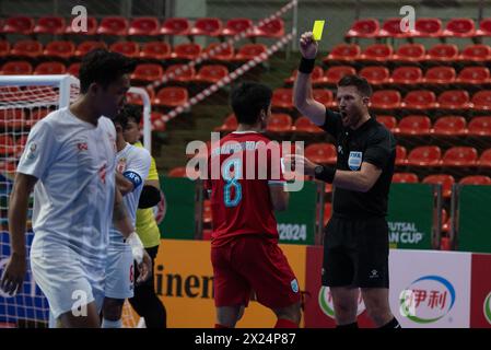 Der Schiedsrichter gibt einem thailändischen Spieler, dem AFC Futsal Asian Cup, eine gelbe Karte. , . Die thailändische Futsal-Nationalmannschaft trifft im Hua Mak Indoor Stadium, Ramkhamhaeng Road, Bangkok auf die Myanmar Futsal-Nationalmannschaft. (Foto: Teera Noisakran/Pacific Press) Credit: Pacific Press Media Production Corp./Alamy Live News Stockfoto