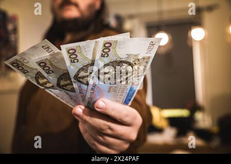 Nahaufnahme eines Mannes, der polnische Zloty-Banknoten hält wirtschaftliche Lage Einkommen in polen Stockfoto