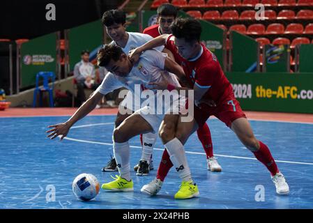 Bangkok, Bamgkok, Thailand. April 2024. Bangkok: Das Viertelfinale des AFC Futsal Asian Cup Thailand 2024 mit einer Gruppe A am Freitag, den 19. April 2024, zwischen der thailändischen Futsal-Nationalmannschaft (rote Shirts) und der myanmarschen Futsal-Nationalmannschaft (weißes Shirt) im Hua Mak Indoor Stadium, Ramkhamhaeng Road. Vollzeit Thailand 5 - 0 Myanmar. (Kreditbild: © Teera Noisakran/Pacific Press via ZUMA Press Wire) NUR REDAKTIONELLE VERWENDUNG! Nicht für kommerzielle ZWECKE! Stockfoto