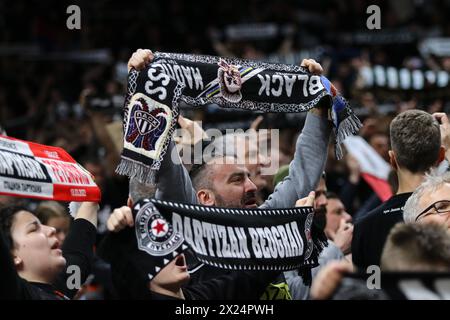 Berlin – 4. April 2024: Partizan Belgrad-Fans zeigen ihre Unterstützung beim Basketballspiel der Turkish Airlines EuroLeague gegen ALBA Berlin in der Uber Arena in Berlin Stockfoto