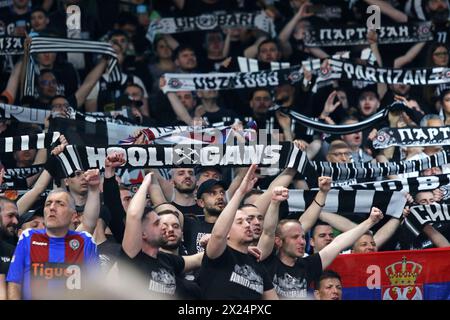 Berlin – 4. April 2024: Partizan Belgrad-Fans zeigen ihre Unterstützung beim Basketballspiel der Turkish Airlines EuroLeague gegen ALBA Berlin in der Uber Arena in Berlin Stockfoto