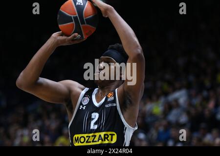 Berlin, 4. April 2024: Zach LEDAY von Partizan Belgrad (#2) schießt während des Basketballspiels der Turkish Airlines EuroLeague gegen ALBA Berlin in der Uber Arena in Berlin einen Ball Stockfoto