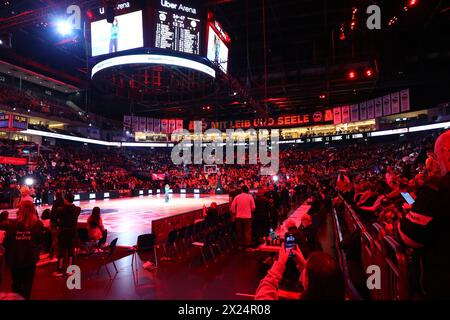 Berlin, Deutschland - 4. April 2024: Panoramablick auf die UBER Arena (ex Mercedes-Benz Arena). Turkish Airlines EuroLeague Spiel ALBA Berlin gegen Partizan. Kapazität 17 km, Heimstätte des Basketballteams Alba Berlin Stockfoto