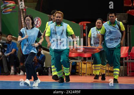 Bangkok, Bamgkok, Thailand. April 2024. Der verletzte Spieler kam am Freitag, den 19. April 2024, um erste Hilfe an der Seite des Spielfeldes beim AFC Futsal Asian Cup Thailand 2024 zu leisten, zwischen der thailändischen Futsal-Nationalmannschaft und der Myanmar-Nationalmannschaft im Hua Mak Indoor Stadium. Ramkhamhaeng Road, Bangkok. (Kreditbild: © Teera Noisakran/Pacific Press via ZUMA Press Wire) NUR REDAKTIONELLE VERWENDUNG! Nicht für kommerzielle ZWECKE! Stockfoto